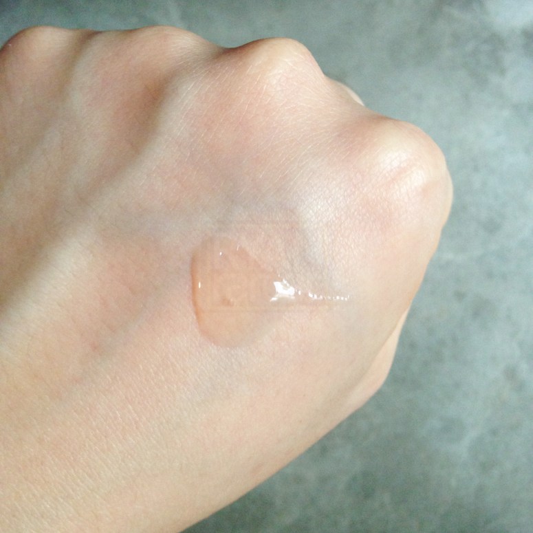 (The texture of the Pore Refiner. That's the amount for one pump by the way)