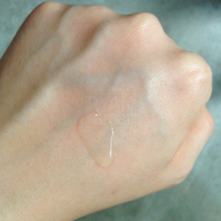 (The texture of the Skin Brightener and the amount of half a pump)