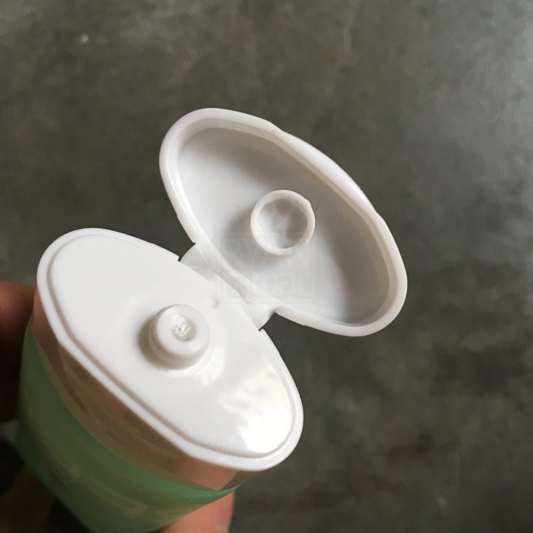 (Open the flip cap to reveal the small opening for dispensing the moisturizer out from)