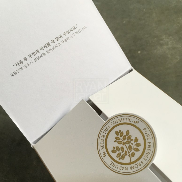 (And when you open the box up, you see this beautiful logo detail on its flap)